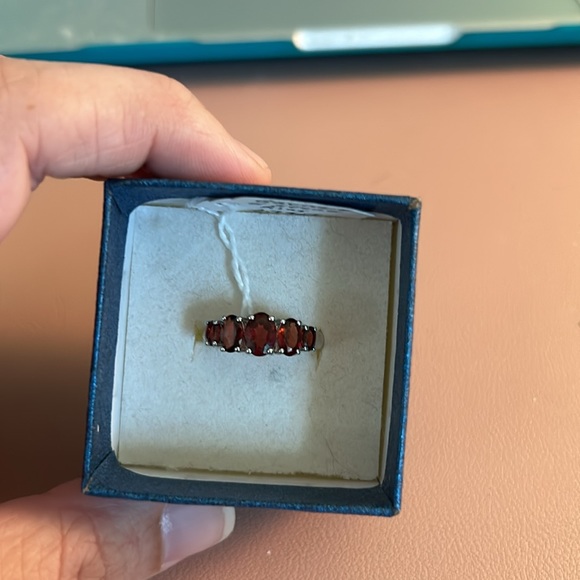 5 stone garnet sterling silver ring size 7 - Picture 2 of 2